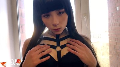 Ang Hot na may buhok na kulay-kape ay Sumisipsip ng Malalim at Sensitibong Na-fucked para sa Pera